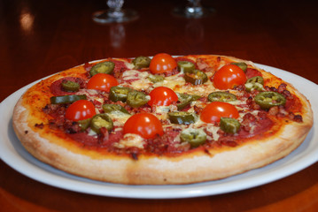  pizza mit bacon und tomaten