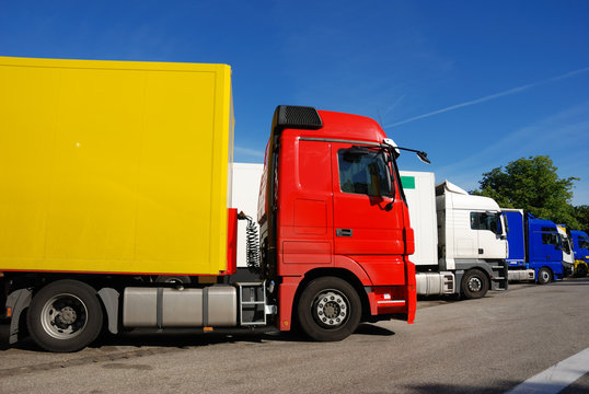 LKW auf Rastplatz