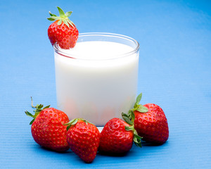 Becher mit Milch und Erdbeeren