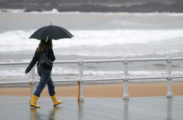 Chica con botas de agua y paraguas