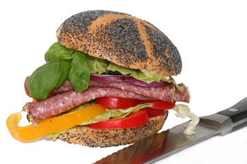 Salami Sandwich mit Brotmesser