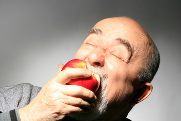 eating apple