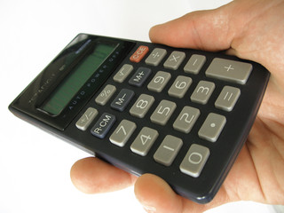 calcolatrice in mano 2 