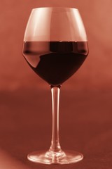 vere de vin rouge sur fond terre battue