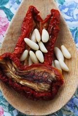 Pomodori secchi e pinoli