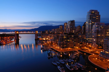 Fototapeta premium Vancouver's historic Burrard Bridge at night