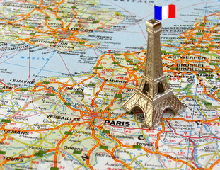 Fototapeta premium Eiffel tower on map