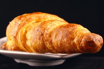 un beau croissant beurre doré