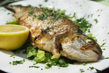 Crédence de cuisine en verre imprimé Plats de repas Grilled trout on plate