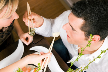Paar isst Sushi