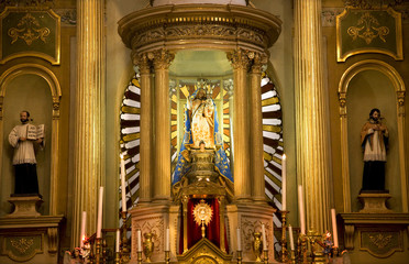Fototapeta na wymiar Gold Altar, Statues, Basilica, Guanajuato, Mexico