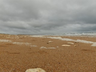 plage par temps gris