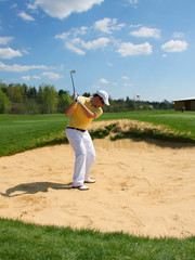 Golf - Golfer im Sandbunker mit Sandwedge