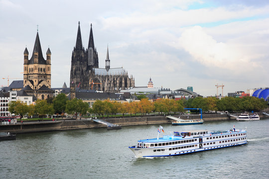 Passagierschiff bei K&ouml;ln