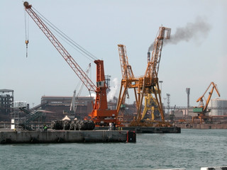 Fototapeta na wymiar Włochy, Piombino port, żuraw, żuraw, ładowania portu cargo