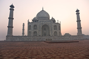 Fototapeta na wymiar Taj Mahal o wschodzie słońca, Agra, Uttar Pradesh, Indie.