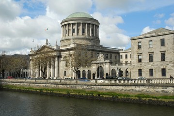 Fototapeta premium Four Courts overlooking the River Liffey ( 1796)