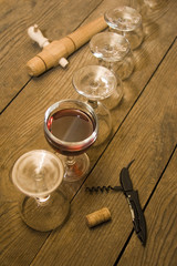 Oenologie - verre de vin rouge sur un tonneau dans une cave