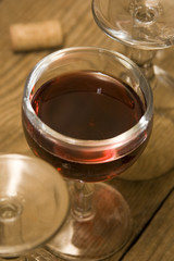 Oenologie - verre de vin rouge sur un tonneau dans une cave