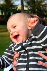 Bébé heureux dans les mains de sa mère