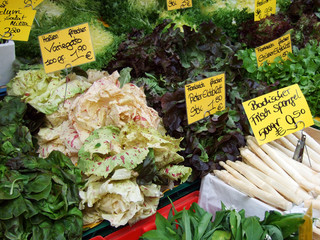 slate und spargel auf dem wochnmarkt