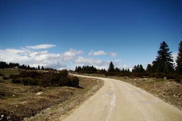 Route carrossable dans les pyrénées audoises
