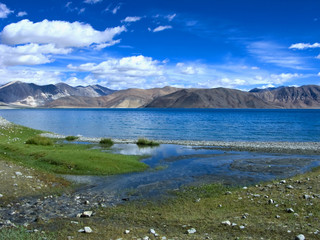 Fototapeta na wymiar Widok Pangong jezioro na granicy indyjsko-tybetańskiej