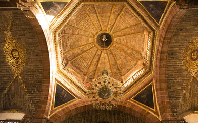 Fototapeta na wymiar Pomarańczowy Brick Dome Parroquia Archangel Church San Miguel Mexico