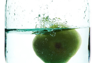 Fototapeta na wymiar Splashing green apple
