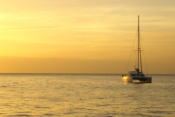 bateau au coucher du soleil