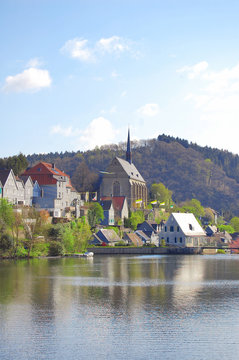 idylle einer kleinstadt mit kirche