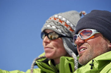 Wintersportler genießen den Ausblick 