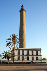 Faro y palmera al atardecer