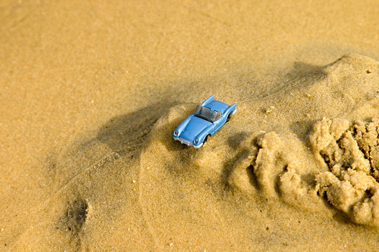 voiture miniature dans le sable