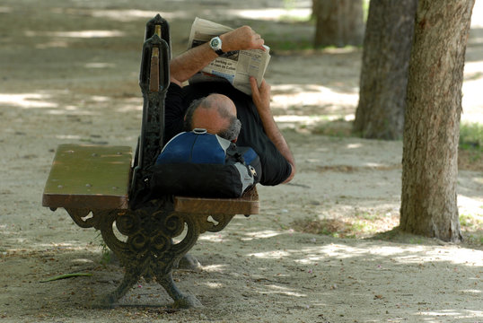 Lecteur sur banc