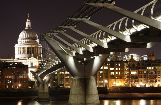 London: Millenium bridge & St Paul's at night