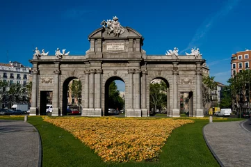 Photo sur Plexiglas Monument artistique Alcala Door (Puerta de Alcala) in Independence Square. Madrid