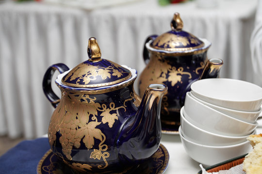 The patterned teapots
