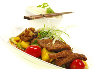 knusprige gebratene ente mit gemüse und reis