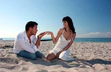 Fototapeta na wymiar romantic couple on the beach