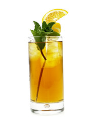 ein Glas Eistee mit Eiswürfeln, frischen Zitronenscheiben und Minzzweig, freigestellt auf weißem Hintergrund