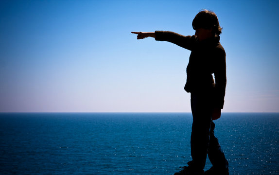 montrer silhouette enfant pointer doigt nature mer désigner resp