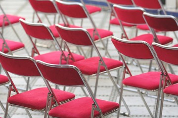Alignement de chaises rouges