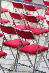 Alignement de chaises rouges