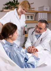 Obraz premium Doctors consulting their patient