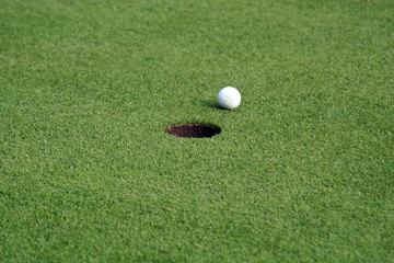 Golfball vor dem Loch
