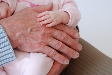 main d'un papy et sa petite-fille