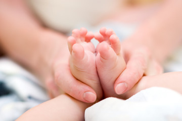 Obraz na płótnie Canvas Matka dziecka delikatnie masaż nóg dziecka