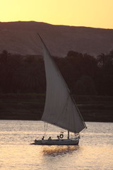 bateau felouque sur le Nil d'égypte au coucher du soleil