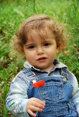 bébé avec un coquelicot